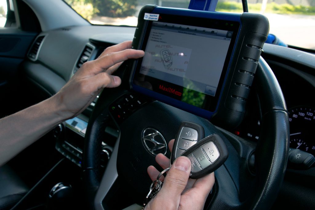 Twee Hyundai-sleutels worden ingeleerd via de OBD-aansluiting
